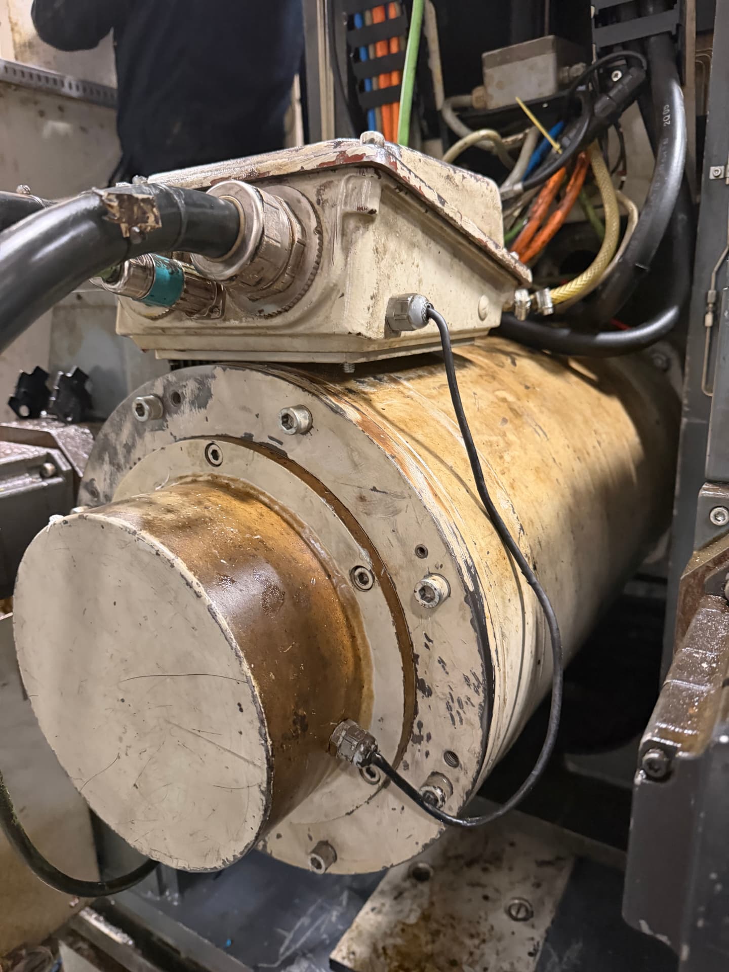 Before cleaning: Spindle housing and drive motor