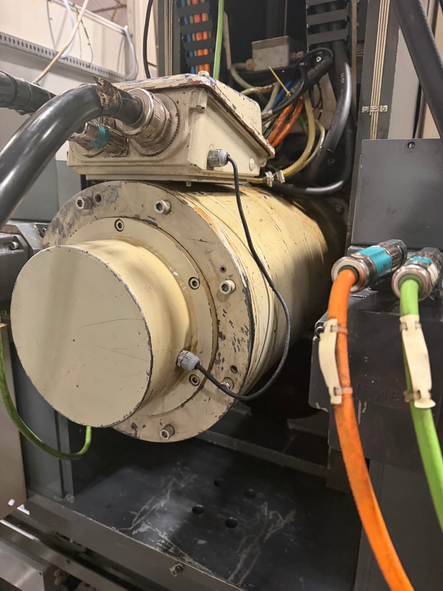 After cleaning: Spindle housing and drive motor