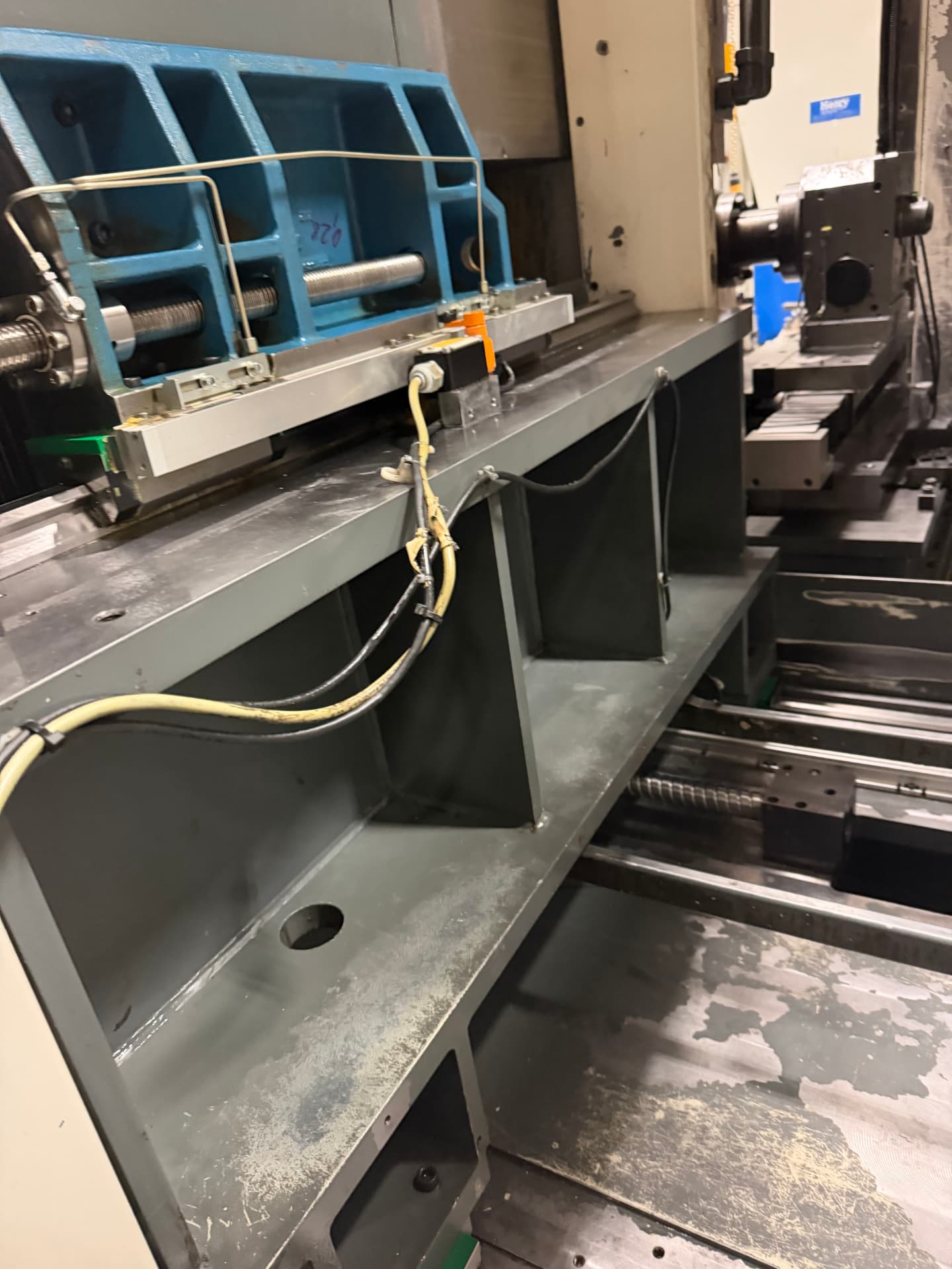 After cleaning: Machine frame and linear axis surround